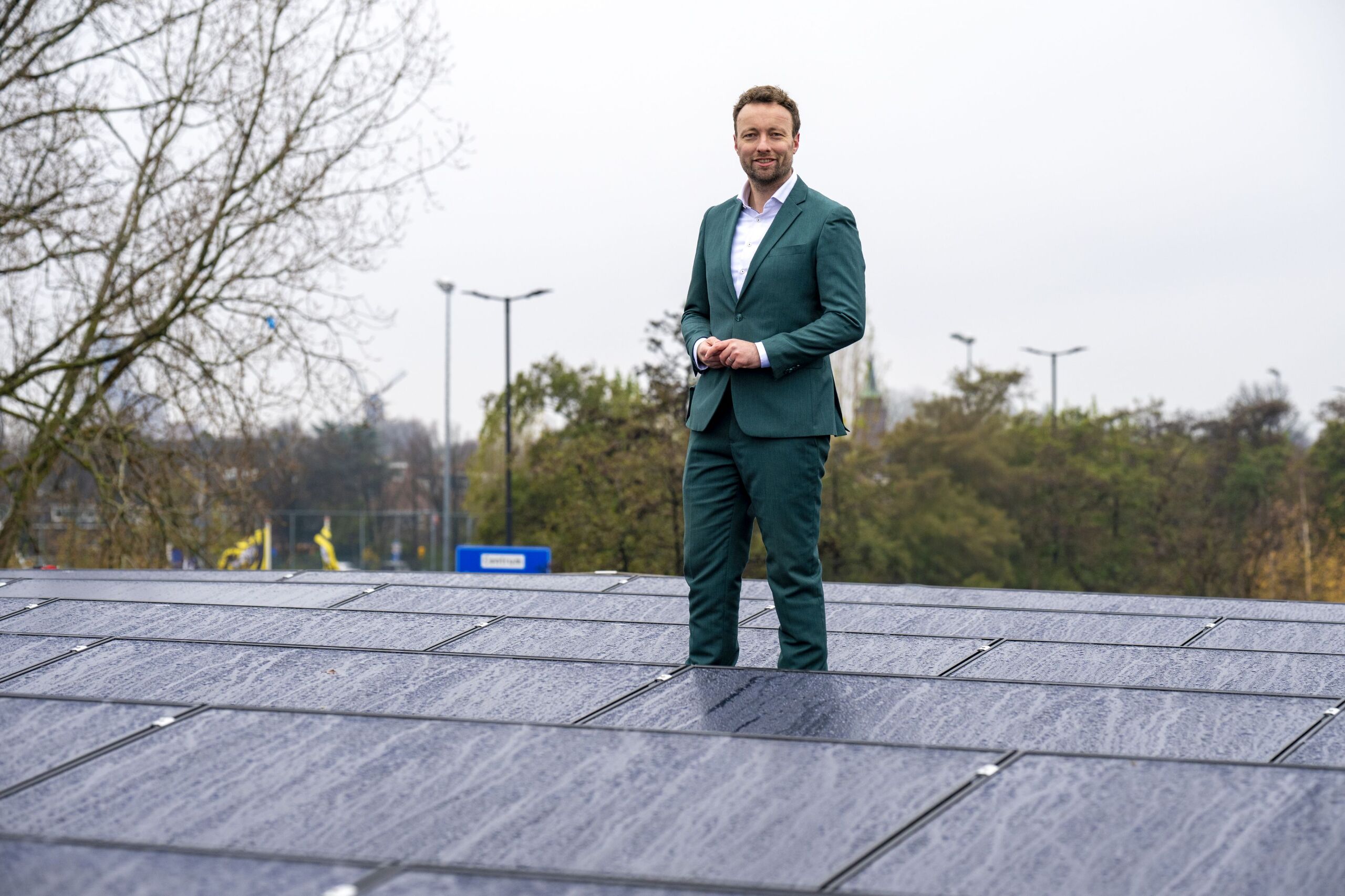 Koen tussen de zonnepanelen