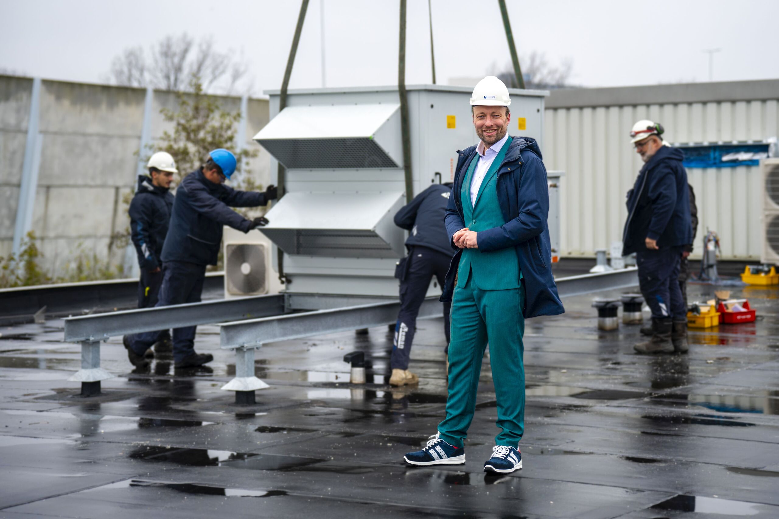 Koen Kegel bij plaatsing luchtbhehandelingskast