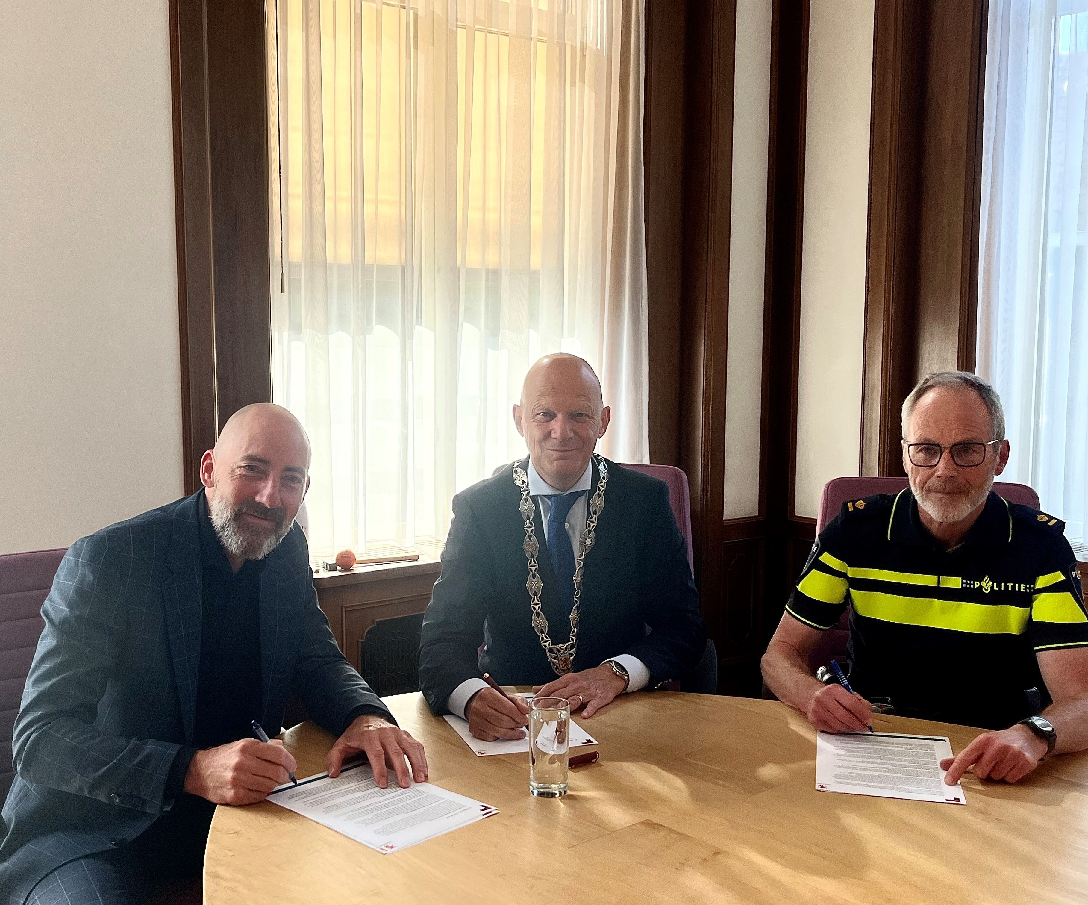 Van links naar rechts. Danny van Haaften, unitleider Toezicht & Handhaving - Burgemeester Bert Wijbenga -  Perry Roef, teamchef politie Vlaardingen
