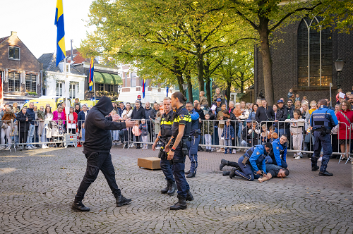 Demonstratie aanhouden verdachten - fotografie: Robert Lagendijk