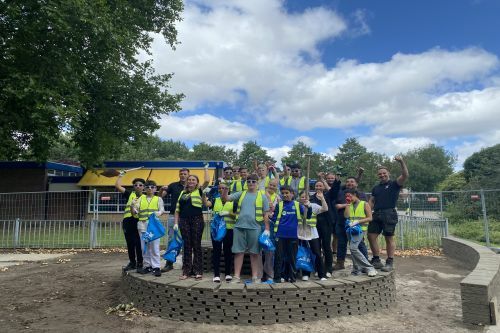 Groepsfoto van leerlingen van IKC De Schakel die hun schoolplein vergroend hebben