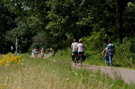fietsers in het groen bij het Oeverbos - fotografie Ron van Rossum