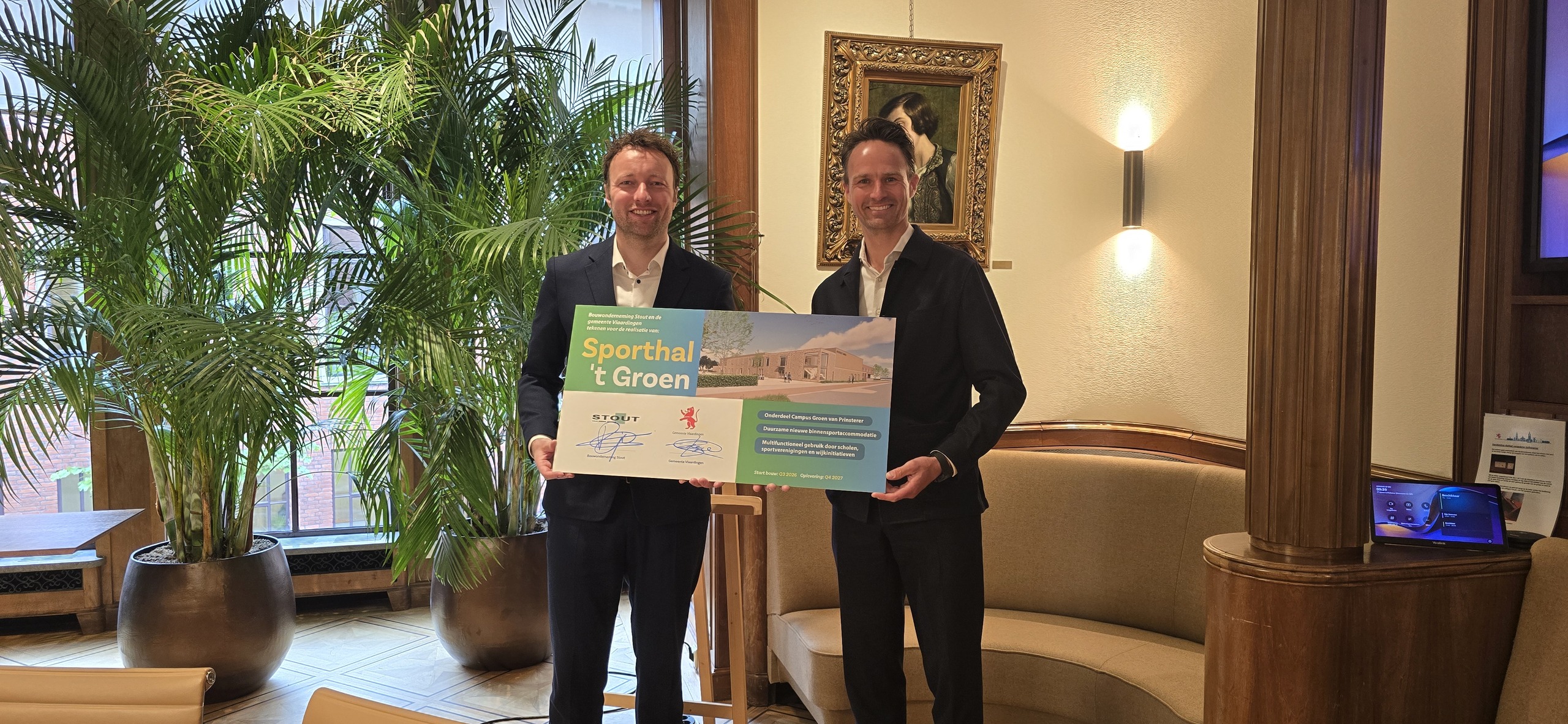 Ondertekening van het contract door wethouder Koen Kegel en Ronald Kort