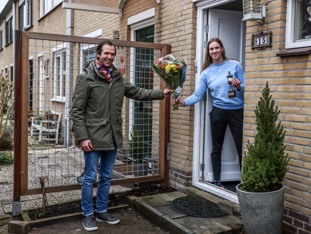 Wethouder Bart Bikkers deelt de Flip Vethaaktrofee uit aan Christina Heck.