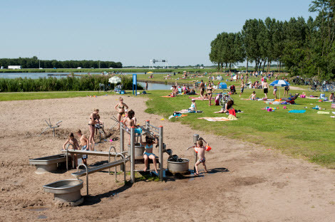 mensen op het strand bij de Krabbeplas - fotografie Ron van Rossum