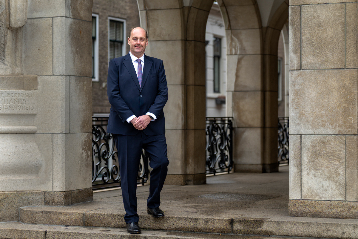 burgemeester Zevenbergen voor het stadhuis