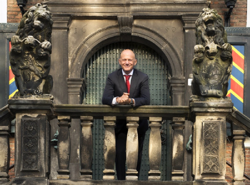 burgemeester Wijbenga op trap Stadhuis - Fotografie Angelique van Woerkom