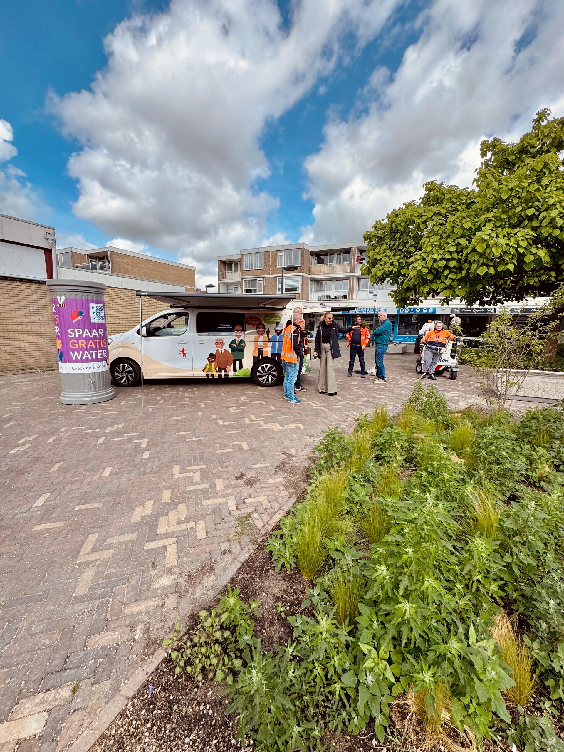 Wethouder Ivana Somers bij voorjaarsschoonmaak in Holierhoek 2