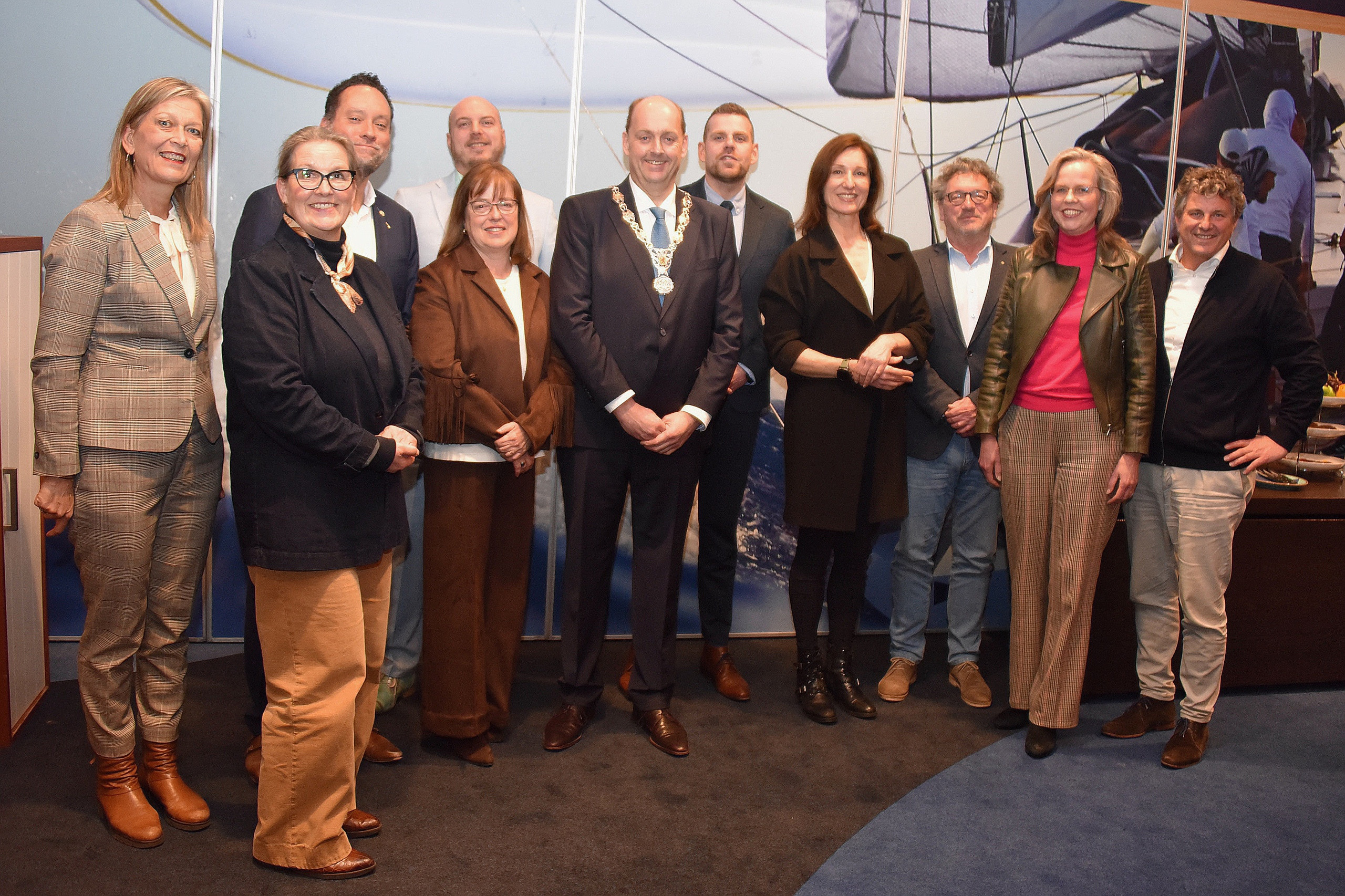 Groepsfoto bij uitreiking van de Dirk III speld aan Chris Oerlemans