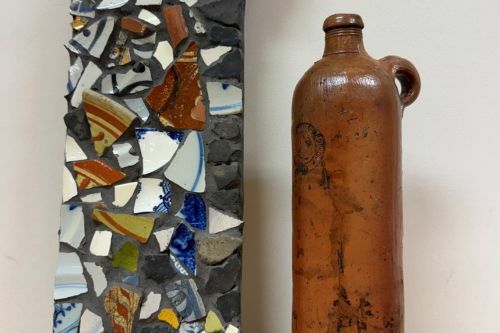 waterkaraf oud en mozaïek tegen muur