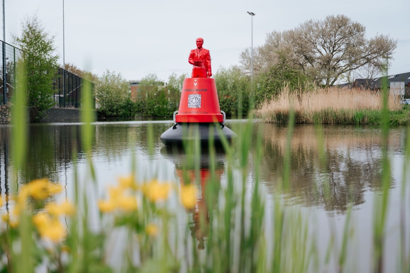 Nieuwe drijvende kracht -  Willem van Tijen - Op de foto zie je de boei van Willem van Tijen drijven in een sloot in de Westwijk