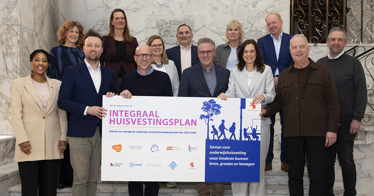 Foto IHP met schoolbestuurders, wethouder en betrokken ambtenaren