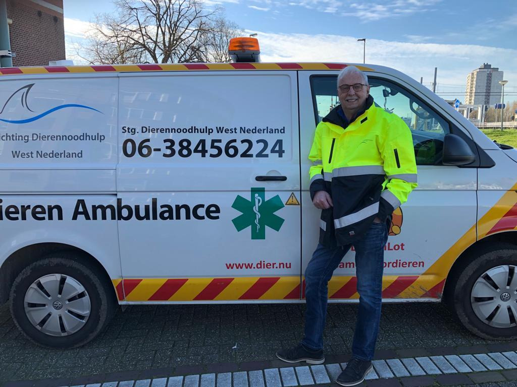 Foto van René Vastbinder bij ambulance van Stichting Dier Noodhulp Nederland