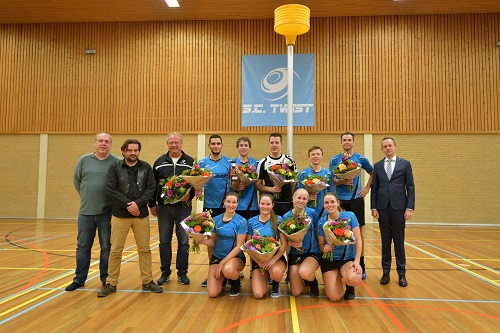 Bart Bikkers met de winnaars Flip Vethaaktrofee 2017