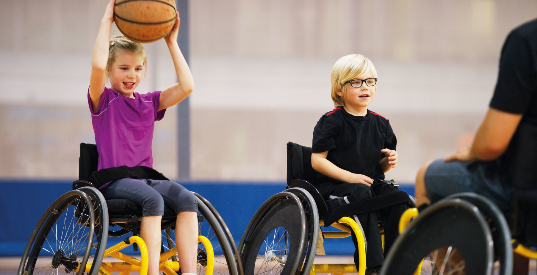 kinderen in een rolstoel die sporten