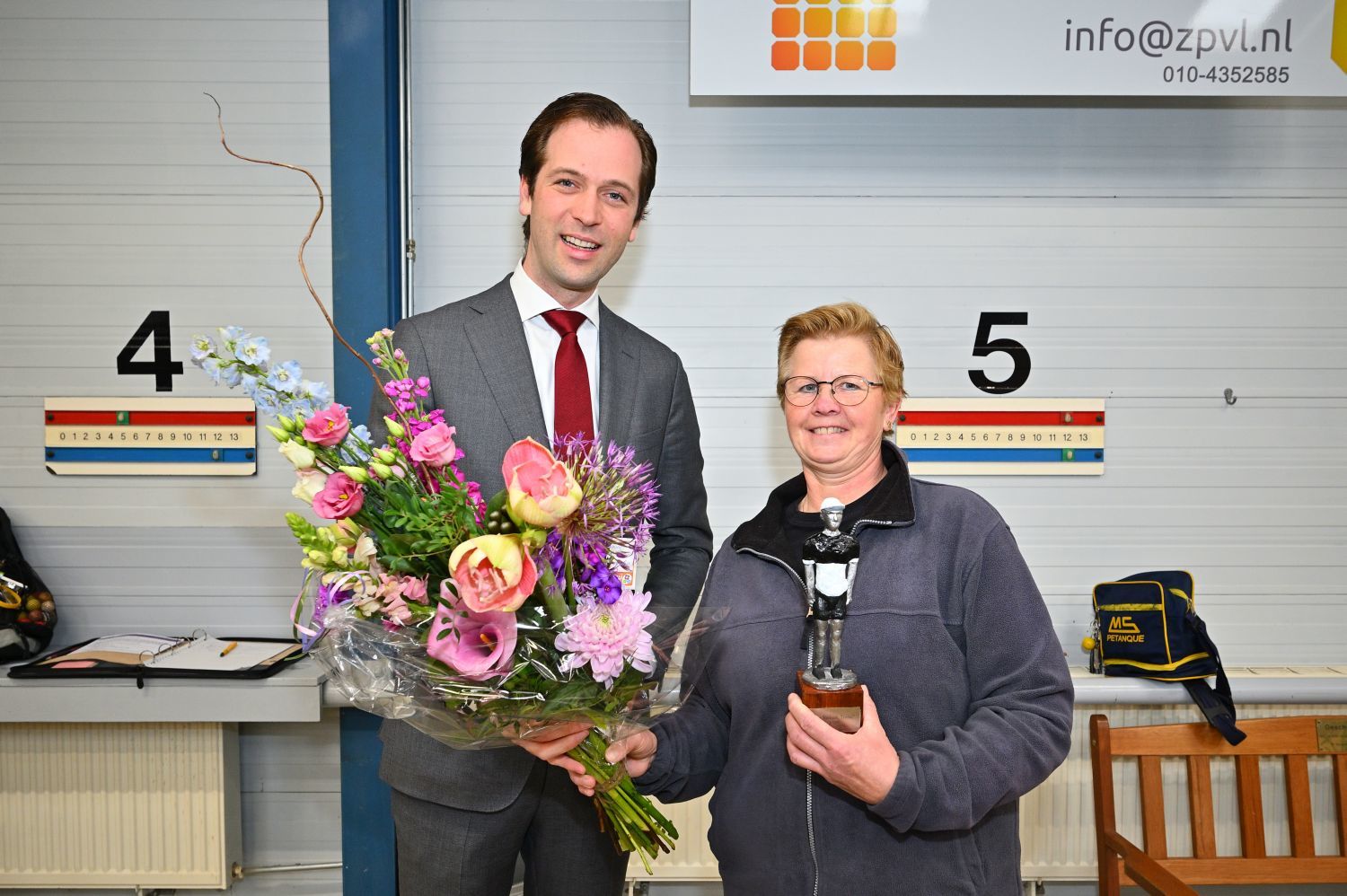 Bart Bikkers met winnares Ria Bronsema-Kampers tijdens de uitreiking van de Flip Vethaaktroffee