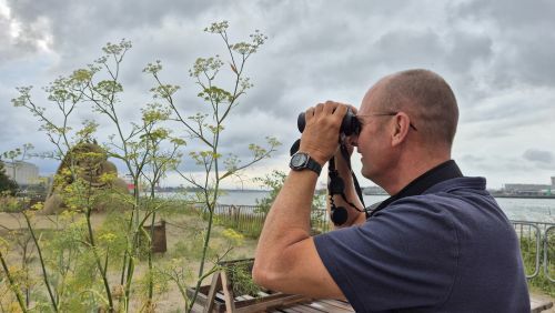 Foto van tuinman Ton op het Stadsstrand
