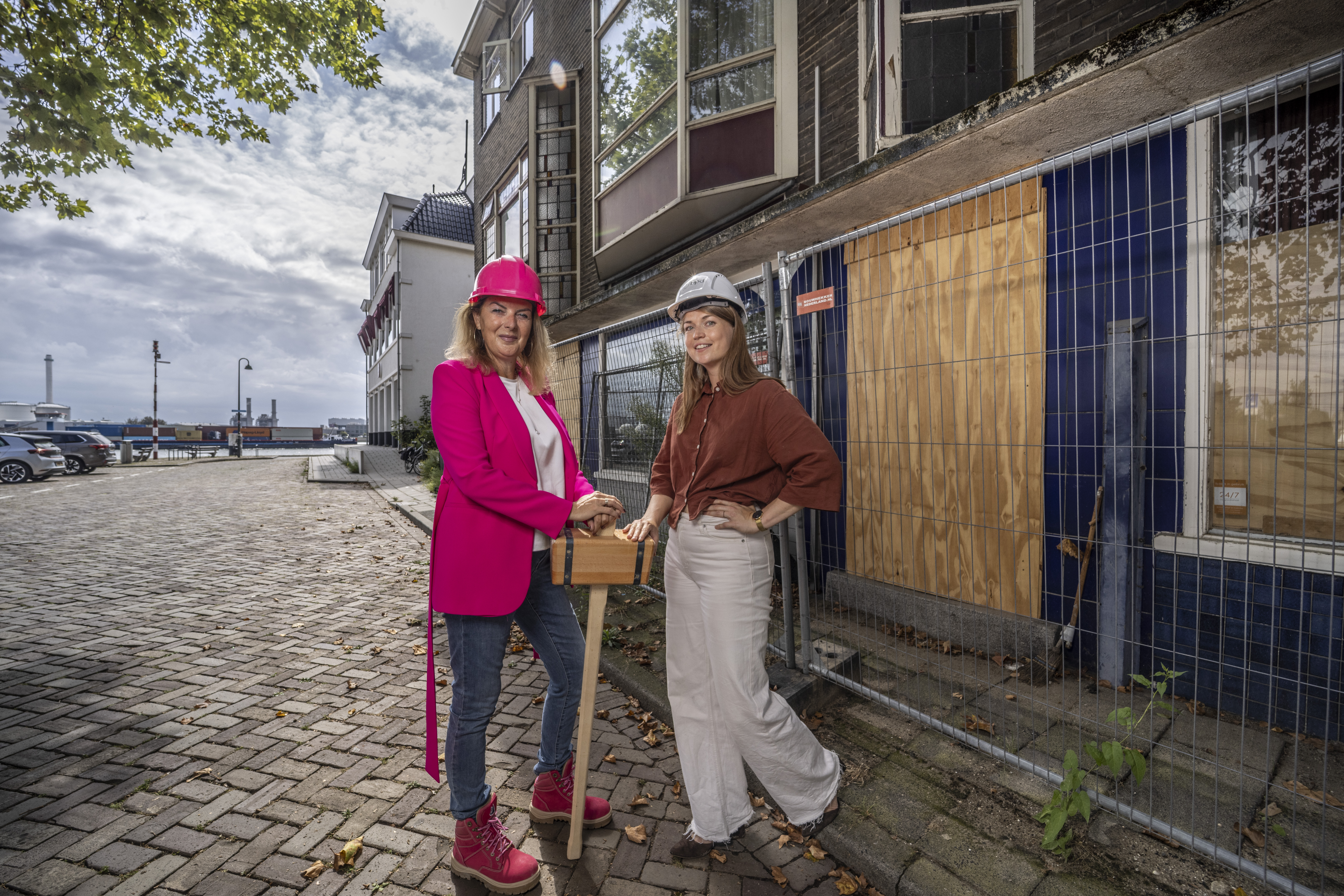 Voorzijde start sloop Pietersenpanden Ivana Somers en Sanne Harmsen liggend
