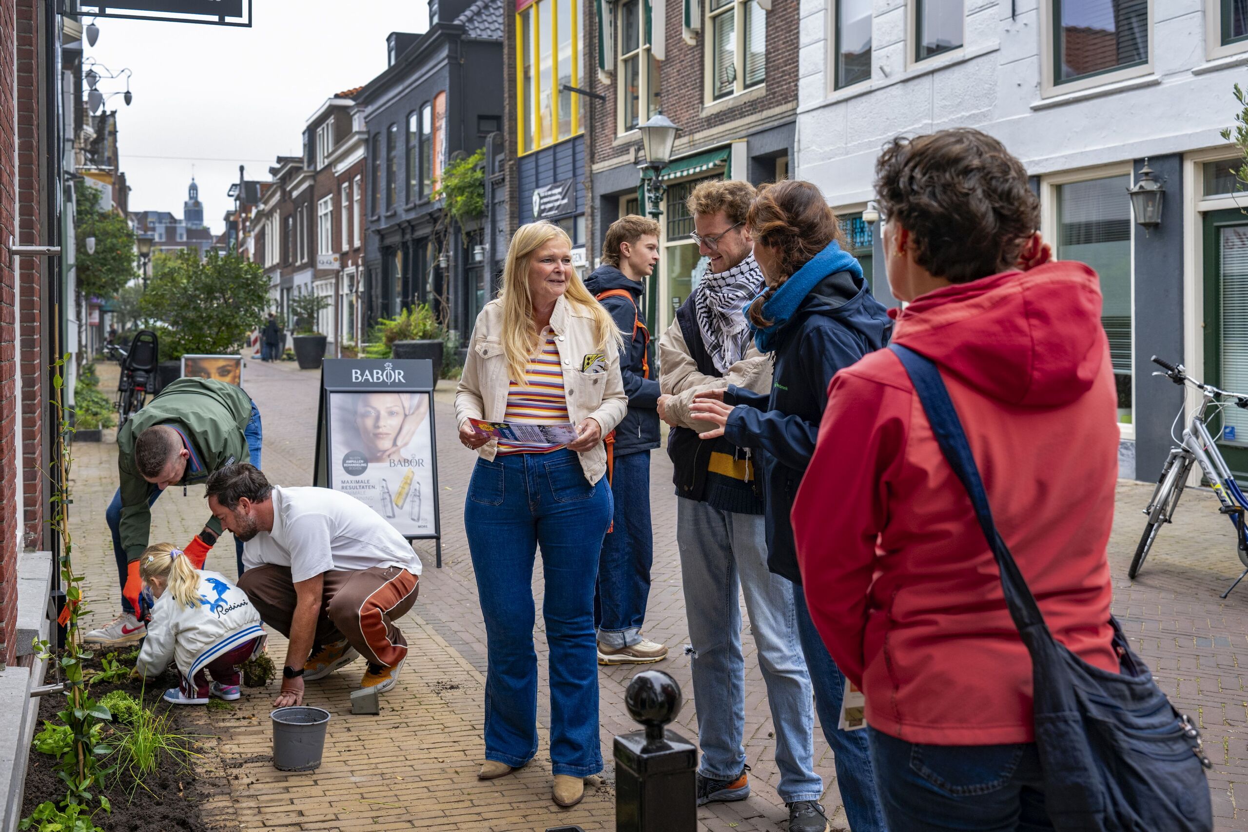 Buren leggen samen geveltuintje aan