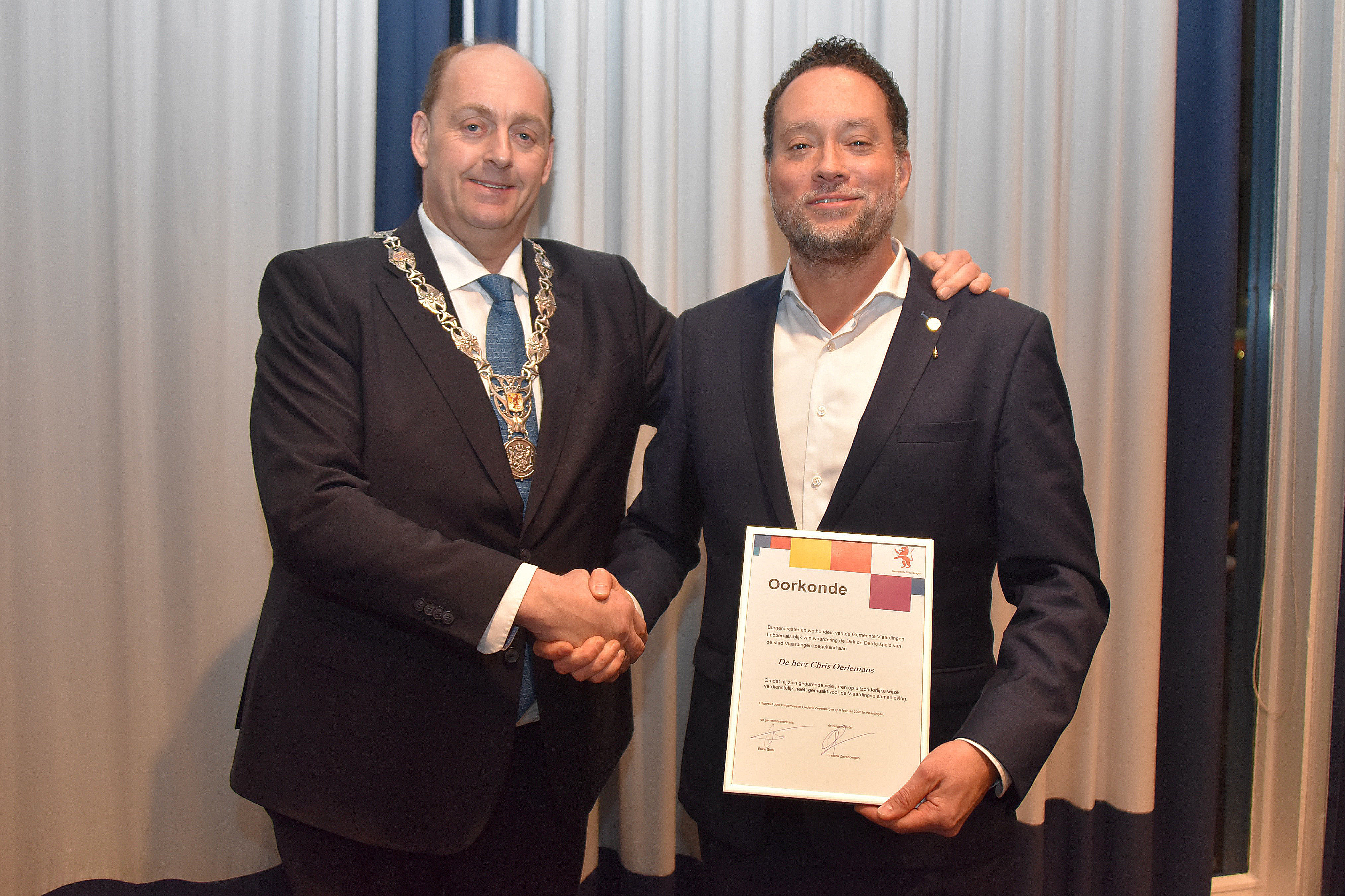 Chris Oerlemans krijgt de Dirk III penning van burgemeester Zevenbergen_foto Sander Schenkel