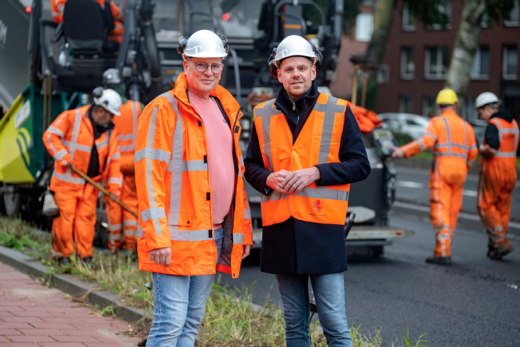 Projectleider Paul de Haas en wethouder Rens de Ron bij de afronding van de werkzaamheden aan de Marathonweg afgelopen weekend. Foto: Arend van der Salm