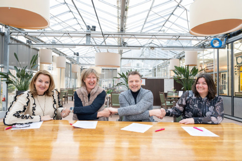 Foto van de ondertekening, met van links naar rechts wethouder Ivana Somers-Gardenier (Bouwen en Wonen), Corina Bots (bestuurder Zonnehuisgroep Vlaardingen), Hans Kox (bestuurder Waterweg Wonen) en wethouder Jacky Silos (Zorg) - Fotografie: Michelle Muus