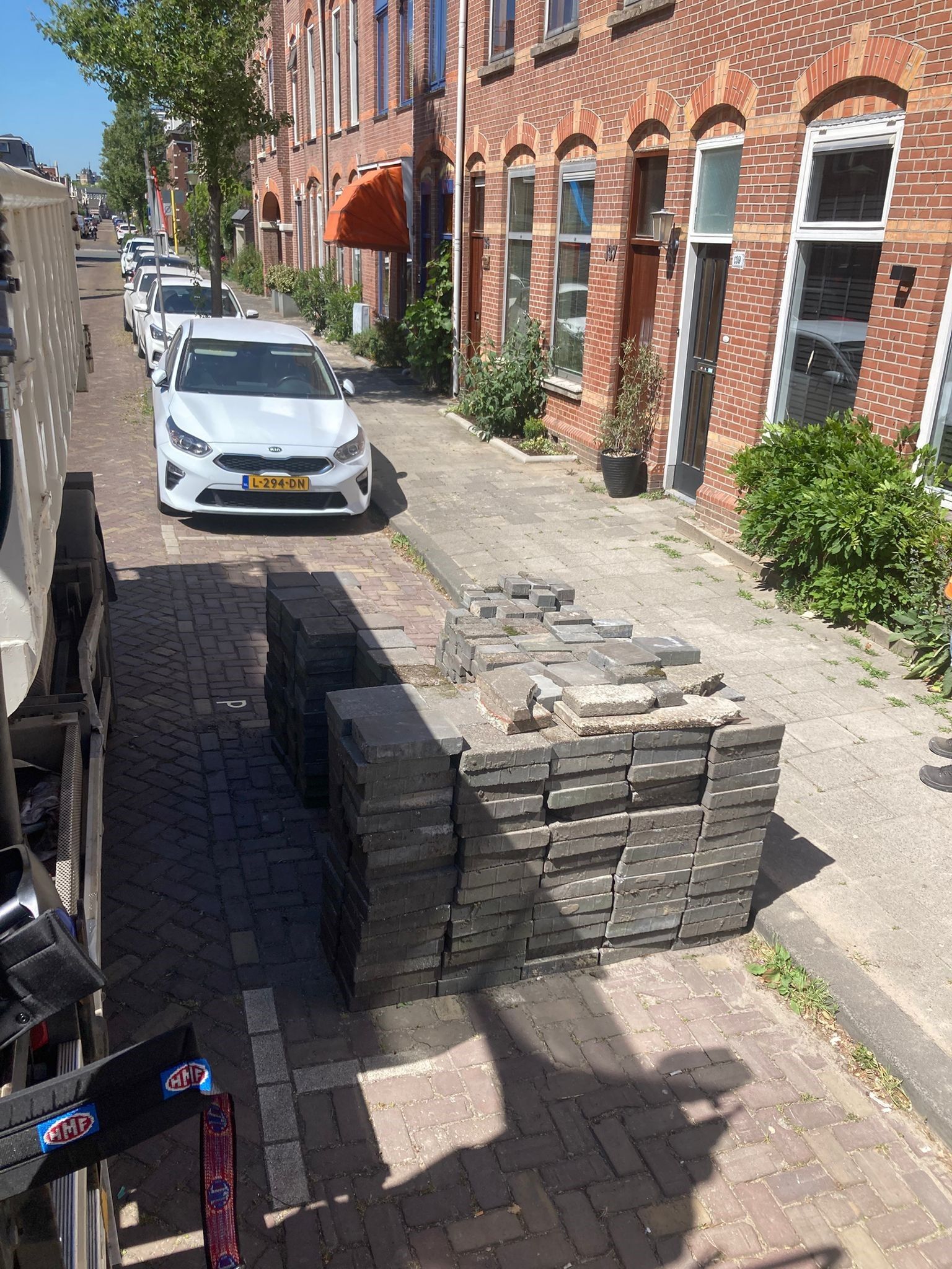 Foto van een stapel tegels naast de tegeltaxi