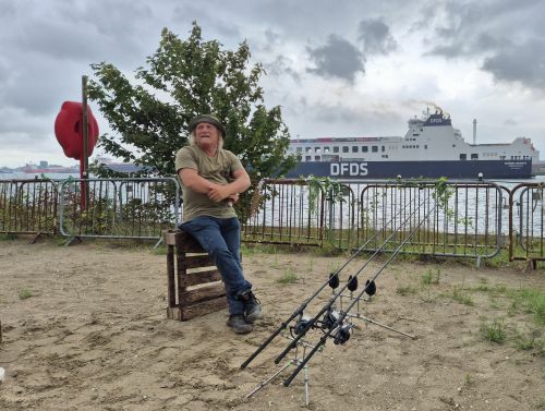 Foto van een visser die verhalen vertelt op het Stadsstrand
