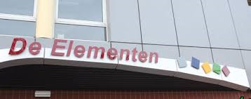 Het logo van De Elementen boven de ingang.
