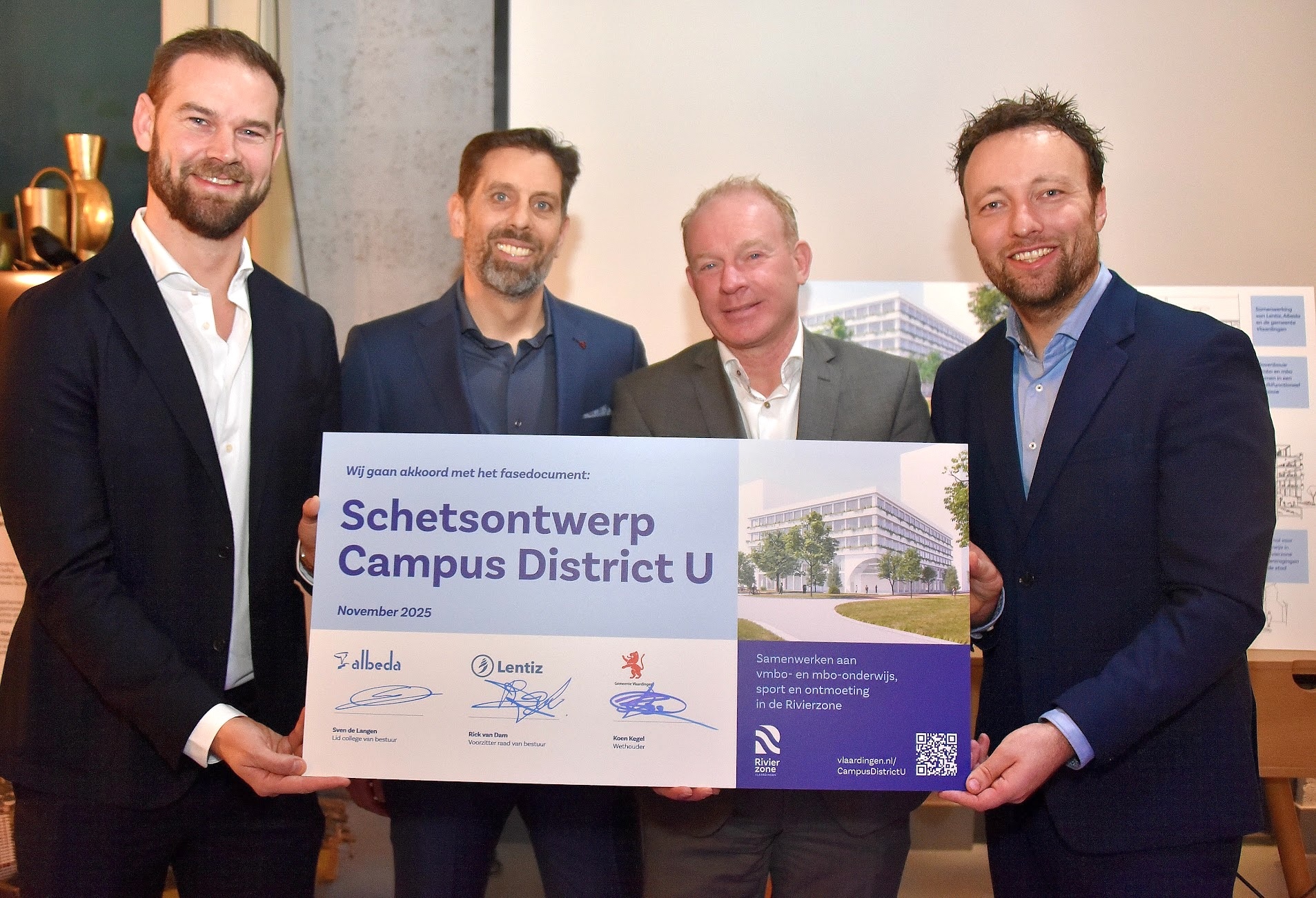 Bestuurders en schooldirecteur bij feestelijke ondertekening schetsontwerp Campus District U