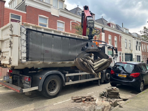 wagen die tegels ophaalt