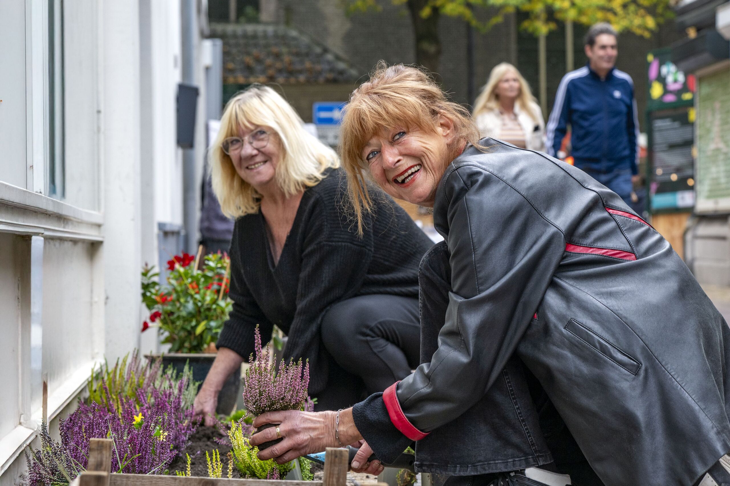 Bewoners bij hun stadstuintjes (foto-Arend van der Salm)