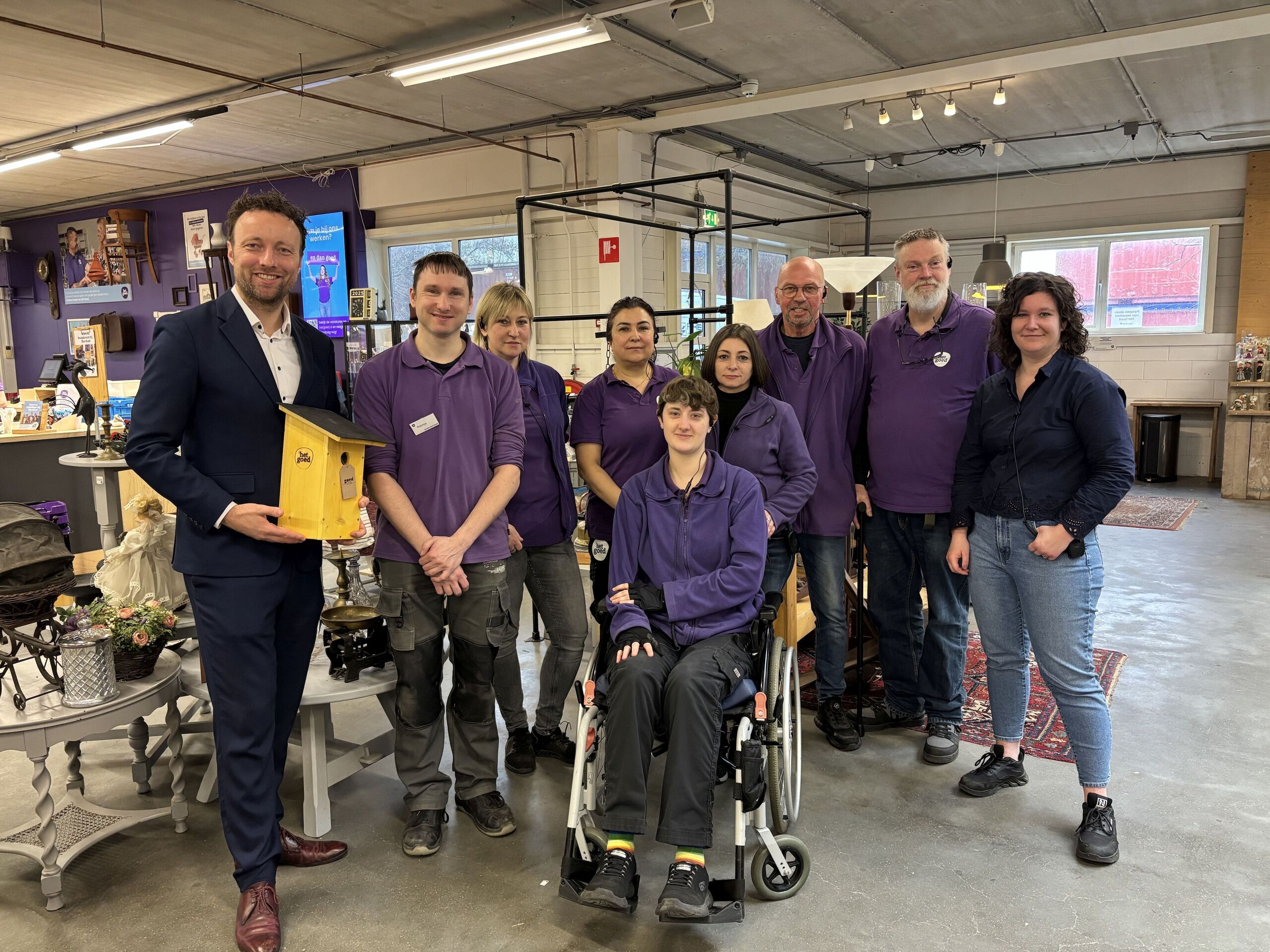 Wethouder Koen Koegel op bezoek bij kringloopwinkel Het Goed